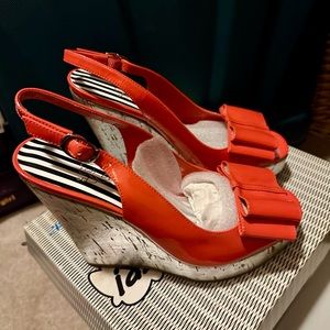 Oh Deer coral and metallic silver wedge patent sandals NIB size 6 m